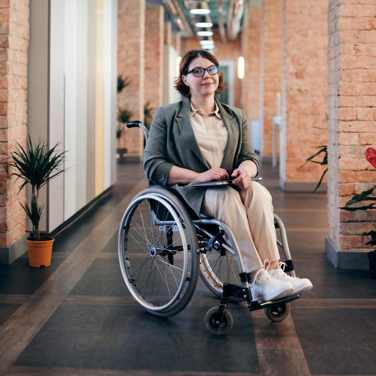 Rollstuhlfahrerin Transport zur Reha